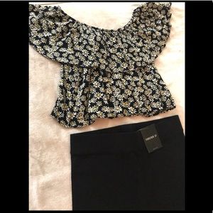 •FOREVER 21• Daisy Crop Top AND Black Leggings!!🌻